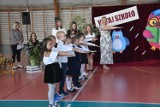 Rozpoczęcie roku szkolnego w Rybniku, w SP nr 10 - ZDJĘCIA. Wyprawki pierwszakom wręczał prezydent Piotr Kuczera