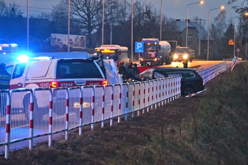 Tragiczny wypadek na Rudzkiej w Rybniku. Droga nieprzejezdna, kierowca passata nie żyje! ZDJĘCIA