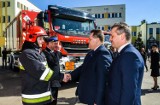 Wiceminister MSWiA wręczył strażakom kluczyki do nowych wozów bojowych [zdjęcia]