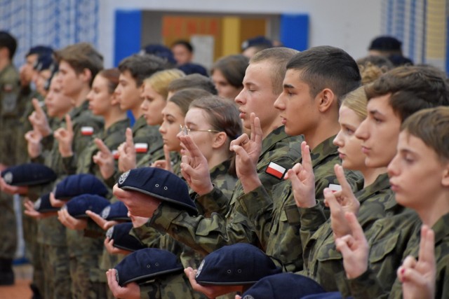 W Powiatowym Zespole nr 2 Szkół Ogólnokształcących Mistrzostwa Sportowego i Technicznych w Oświęcimiu odbyło się uroczyste ślubowanie pierwszych roczników klas wojskowych