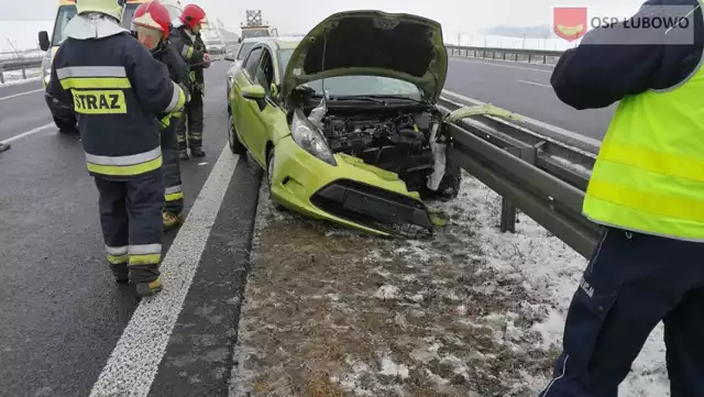 Wypadek na drodze S-5 koło Fałkowa. Kierowca trafił do szpitala