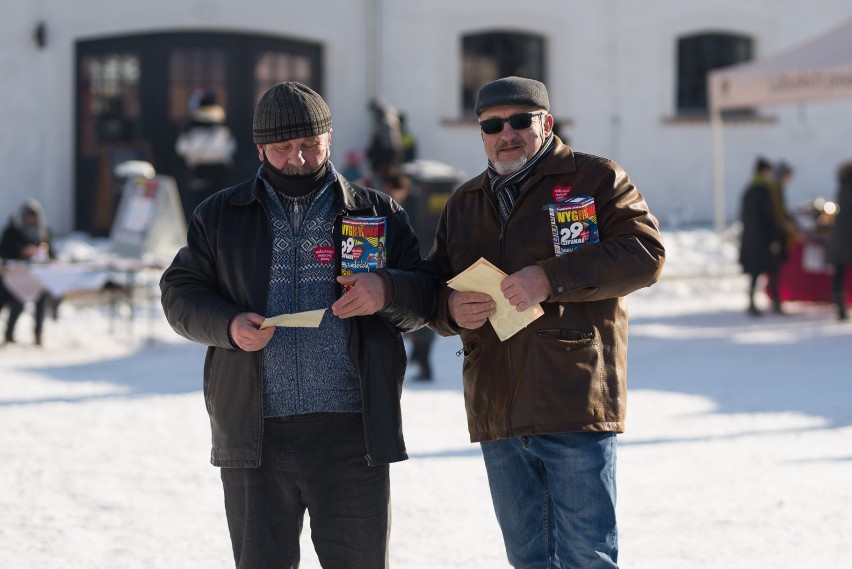 Na Targu Śniadaniowym w Żarach przy każdym stoisku można...