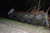 KPP Kwidzyn: Kolizja na K-55, tir z drewnem znalazł się w rowie