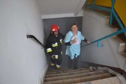 Zaskoczyn, gm. Trąbki Wielkie. Ćwiczenia strażaków w Domu Pomocy Społecznej. Zdjęcia