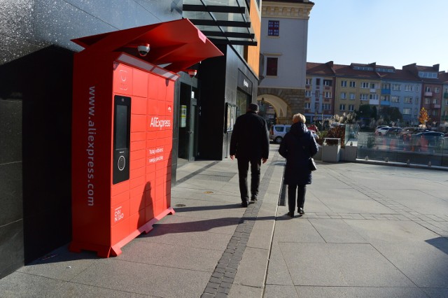 W zabytkowym rynku w Nysie stanął paczkomat. Jaskrawoczerwony automat jest nielegalny.