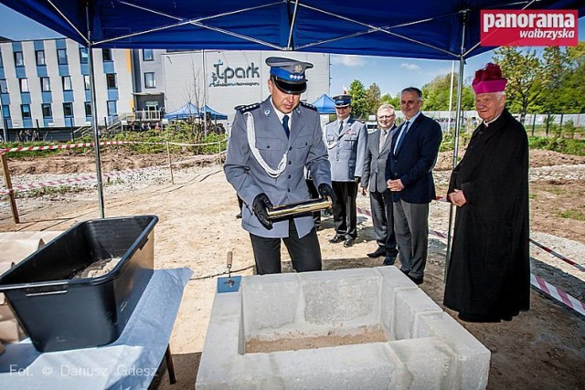 Uroczystość wmurowania aktu erekcyjnego pod budowę Komisariatu I Policji w Wałbrzychu z siedzibą w Szczawnie-Zdroju