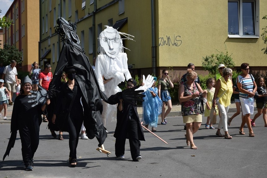 Parada uliczna i pokaz teatralny na letniej scenie CKiP.  Zobacz zdjęcia i wideo z widowiska "Cztery Kryształy"