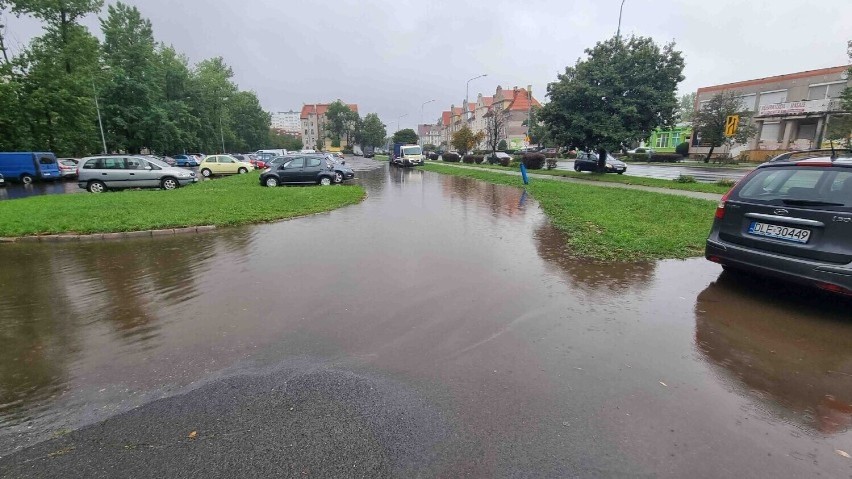 Ulewa w Legnicy. Uwaga! Jest ostrzeżenie hydrologiczne i meteorologiczne IMGW. Kiedy przestanie padać?