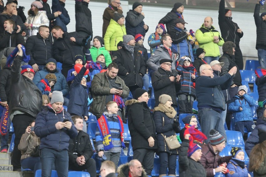 Piast Gliwice – Lech Poznań 4:0 ZDJĘCIA KIBICÓW. Kibicowski „młyn” wrócił na stadion przy Okrzei