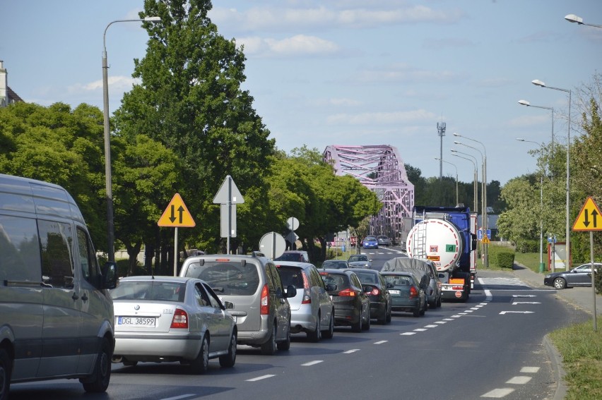 Uwaga kierowcy. Duże korki w centrum Głogowa. Rondo i droga na most stoją. ZDJĘCIA