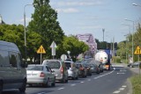 Uwaga kierowcy. Duże korki w centrum Głogowa. Rondo i droga na most stoją. ZDJĘCIA