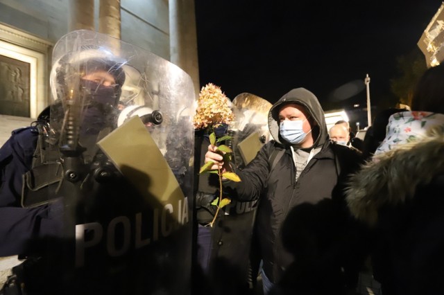 Blokada Katowic i protest pod archikatedrą. Ociepliła się atmosfera miedzy protestującymi a policjantami