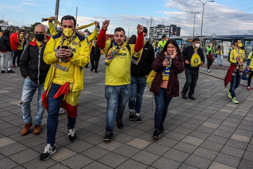 Kibice Manchesteru United i Villarrealu przed stadionem w Gdańsku. Jedni i drudzy z wiarą w wygranie Ligi Europy [zdjęcia]