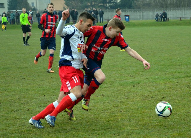 Piłkarze Soły II Oświęcim (białe koszulki) przegrali z Nadwiślaninem Gromiec 0:2 na inaugurację wiosny w V lidze wadowickiej.