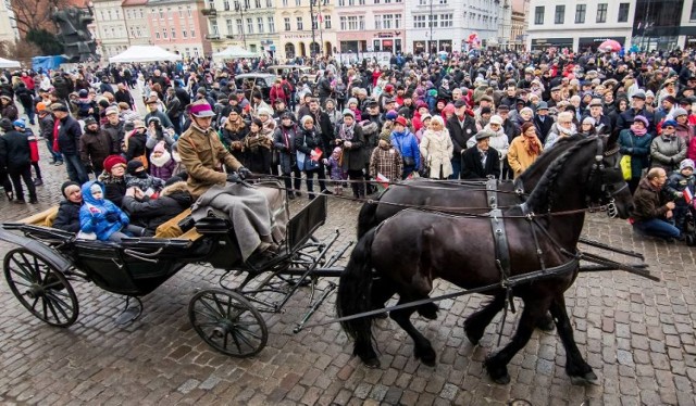 Stary Rynek i okolice:
11:00-11:05 Oficjalne rozpoczęcie Obchodów – płyta Starego Rynku
11.15-11.40 Uczczenie pamięci bydgoskich patriotów poprzez złożenie kwiatów w miejscach pamięci: Jana Teski (ul. Długa 52), Jana Biziela (ul. Długa 12), Leona Barciszewskiego (Wełniany Rynek), Ignacego Rochona (ul. Niedźwiedzia)
11.25-11.40 Przemarsz Ułanów z Koła Przyjaciół 16 Pułku Ułanów Wielkopolskich im. gen. Orlicz - Dreszera, na trasie: Stary Rynek-ul. Jana Kazimierza – ul. Długa – ul. Jezuicka – ul. Niedźwiedzia – Stary Rynek
11.45-12.10 Odtworzenia historyczne przed Biblioteką Wojewódzką i Miejską: Przemówienie Ignacego Paderewskiego z okna Hotelu Bazar oraz przekazanie władzy J. Piłsudskiemu przez Radę Regencyjną
12.15-12.30 Przemarsz Ułanów z Koła Przyjaciół 16 Pułku Ułanów Wielkopolskich im. gen. Orlicz - Dreszera, na trasie: Stary Rynek-ul. Jana Kazimierza – ul. Długa – ul. Jezuicka – ul. Farna – Stary Rynek
12.30-13.30 Koncert pieśni patriotycznych w wykonaniu połączonych chórów Polskiego Związku Chórów i Orkiestr Oddział w Bydgoszczy. Wspólne śpiewanie pieśni przez 120 osobowy chór pod dyrekcją Janusza Sierszulskiego i zgromadzonych mieszkańców - płyta Starego Rynku (przed Biblioteką Wojewódzką i Miejską)
13.30-14.15 Koncert Młodzieżowej Orkiestry Dętej Zespołu Szkół Elektronicznych (ZSE)
w Bydgoszczy- Płyta Starego Rynku przed Biblioteką Wojewódzką i Miejską
14.15-14.45 Parada Młodzieżowej Orkiestry Dętej ZSE w asyście Ułanów z Koła Przyjaciół 16 Pułku Ułanów Wielkopolskich im. gen. Orlicz-Dreszera na trasie Stary Rynek-Mostowa- Most Sulimy Kamińskiego –Plac Teatralny (postój) i powrót tą samą trasą na Stary Rynek.
15.00-15.15 Przemarsz Ułanów z Koła Przyjaciół 16 Pułku Ułanów Wielkopolskich im. gen. Orlicz - Dreszera, na trasie: Stary Rynek-ul. Jana Kazimierza – ul. Długa – ul. Jezuicka – ul. Farna – Stary Rynek
15:30- 15:55- Występ bydgoskiej Kapeli Cynamony
11.00-16:00 Prezentacja zabytkowych samochodów osobowych z okresu II RP, udział grup rekonstrukcyjnych z epoki – płyta Starego Rynku
11.15-15.30 Przedszkole Patriotyczne w Zabytkowym Tramwaju, ulica Długa,
11.00-16.00 Stoiska gastronomiczne i handlowe, sprzedaż między innymi okolicznościowych pocztówek, śpiewników oraz monet. 
Kwesta do 10 puszek w ramach Zbiórki Publicznej – płyta Starego Rynku i okolice. Przychód ze zbiórki przeznaczony zostanie na sfinansowanie Obywatelskich Obchodów Święta Niepodległości 2017 w Bydgoszczy. 
od godziny 8:00 Stała wystawa historyczna na Płycie Starego Rynku Józef Piłsudski a Bydgoszcz
16.00 Oficjalne zakończenie Obchodów