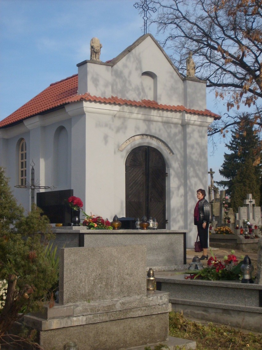 Odnowiona kaplica - grobowiec rodziny Pietrzykowskich z 1880...