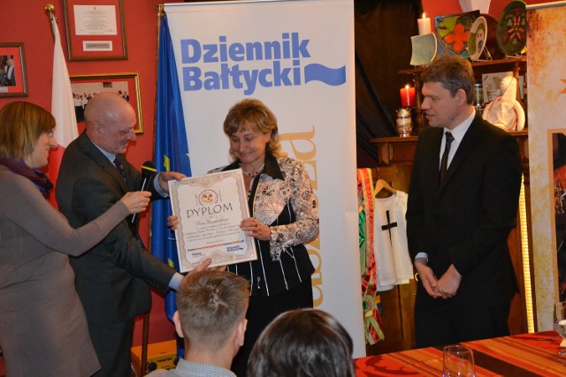 Urszula Kordecka, właścicielka Baru Bosmańskiego w Stegnie, odbiera nagrodę z rąk prezesa dziennika Bałtyckiego, Tomasza Niskiego
