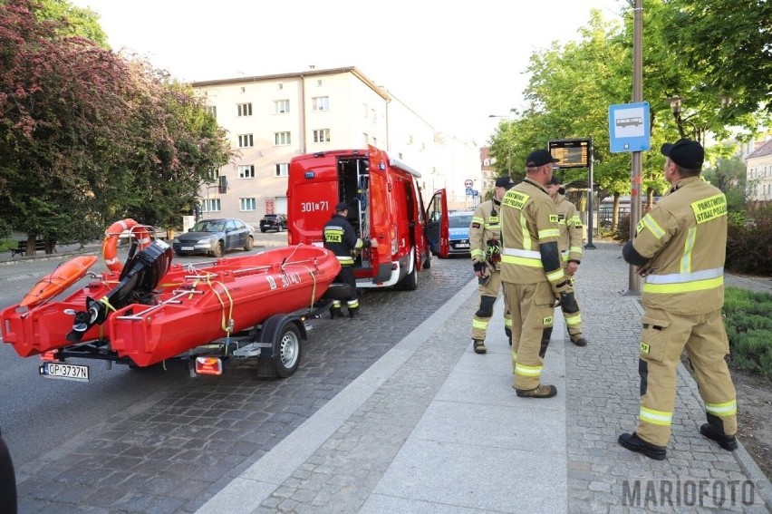 Strażacy ratowali mężczyznę, który wskoczył do Młynówki w...