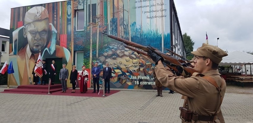Robi wrażenie! Na ścianie Staropolskiej Szkoły Wyższej w Kielcach odsłonięto wyjątkowy mural pamięci Jana Piwnika Ponurego [ZDJĘCIA, WIDEO]