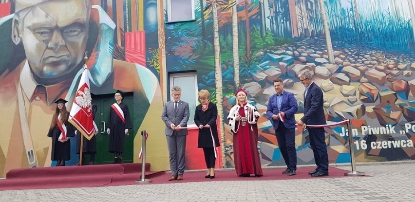 Robi wrażenie! Na ścianie Staropolskiej Szkoły Wyższej w Kielcach odsłonięto wyjątkowy mural pamięci Jana Piwnika Ponurego [ZDJĘCIA, WIDEO]