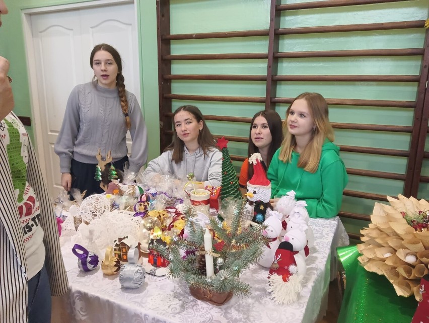 Piękny Kiermasz Bożonarodzeniowy w Szkole Podstawowej numer 11 w Starachowicach. Zobaczcie zdjęcia