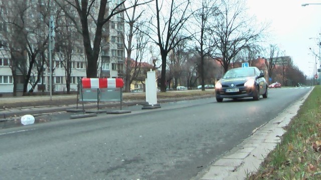 - Przejazd tą ulicą to trudny test dla samochodowych amortyzatorów, pełno na niej nierówności. A tydzień temu na tym odcinku po prostu zapadła się jezdnia - przekonuje Wacław Jelonek, kierowca z Wrocławia.