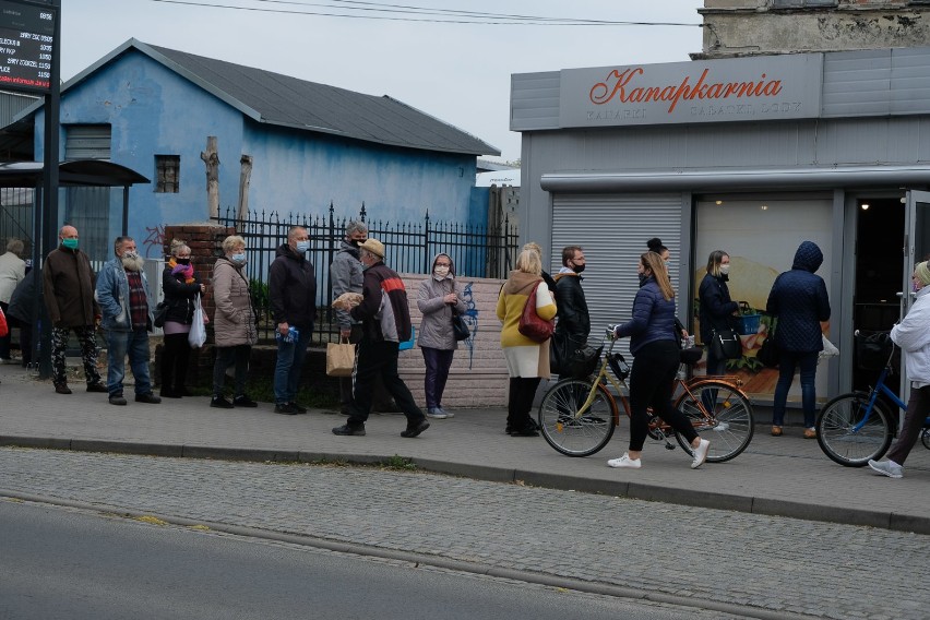 Kolejki po chleb przed żarskimi piekarniami. Czeka nas długi...