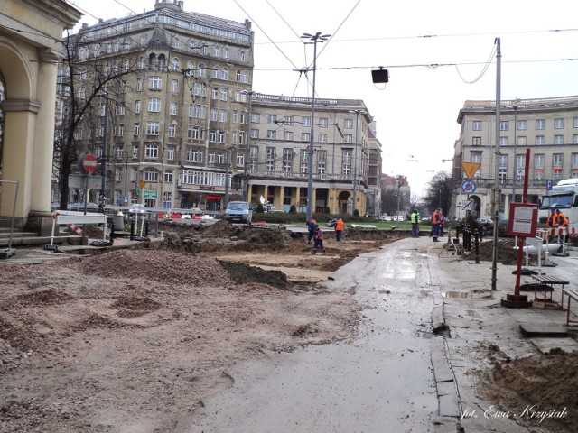 Remont ulicy Nowowiejskiej rozpoczął się 2 kwietnia. Kilka dni temu przy pl. Zbawiciela pod torami odkryto bunkier z okresu II wojny światowej. Fot. Ewa Krzysiak