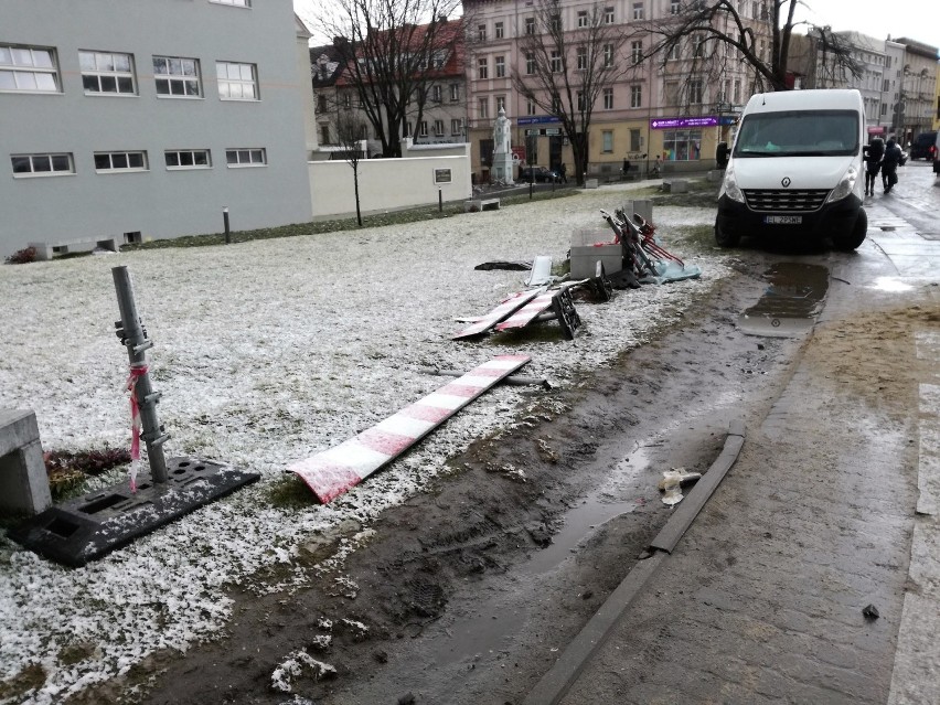 Teren zielony przed Zamkiem Górnym zniszczony przez...