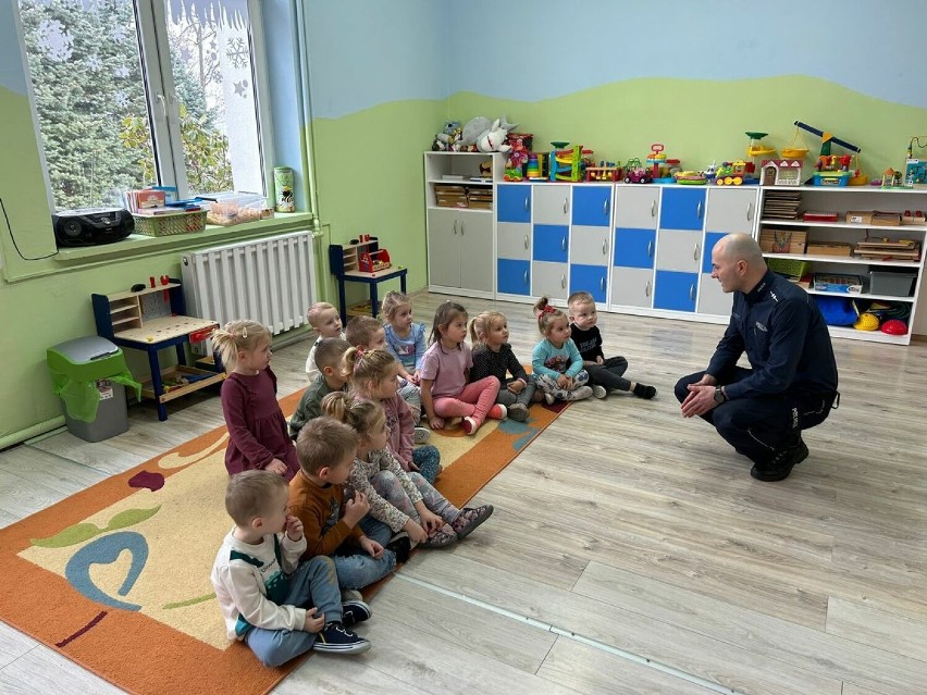 Bezpieczne ferie. Wieluńscy i wieruszowscy policjanci spotykają się z uczniami
