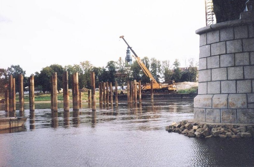 1999 rok, budowa mostu zastępczego.