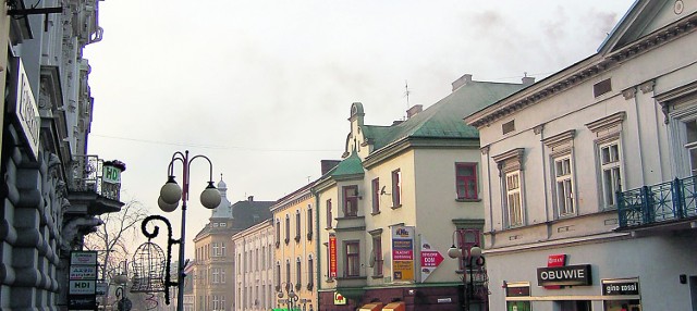 Wystarczy tylko spojrzeć w górę, aby przekonać się, że z kominów wielu domów w Tarnowie wydobywa się czarny, gryzący dym