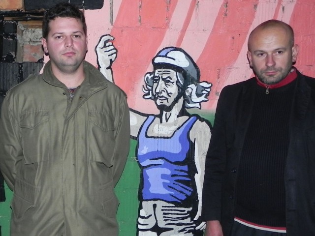 Grzegorz Woś i Norbert Rasiński, twórcy muralu w Ostrowcu Świętokrzyskim.