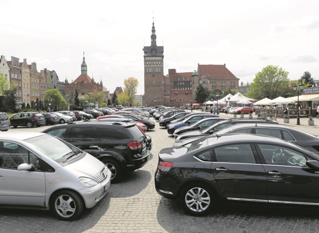 Z możliwości parkowania na Targu Węglowym kierowcy chętnie korzystają. Teraz będą musieli znaleźć sobie inne miejsca dla aut