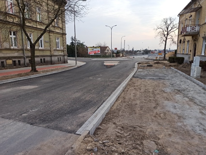 Rawicz. Rondo na ul. Piłsudskiego wylane jest już asfaltem, ale na otwarcie drogi i tunelu trzeba będzie jeszcze poczekać [ZDJĘCIA]