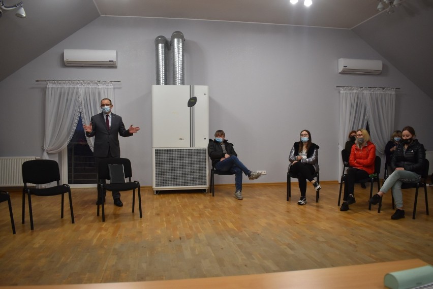 Spotkanie rodziców uczniów ze szkoły w Radnicy z burmistrzem...