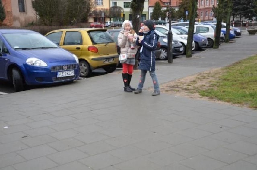 Młode wolontariuszki na goślińskim rynku w starszej części...