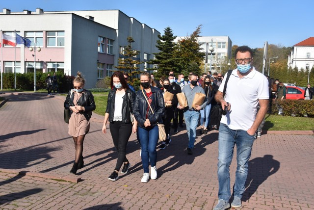 Zrozpaczeni restauratorzy postanowili początkiem tygodnia wyjść na ulice Tarnowa, by głośno powiedzieć o sytuacji, w której się znaleźli. Domagają się pomocy od rządu i wsparcia od wojewody