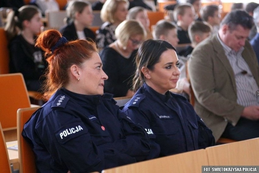 W Kielcach policjantki przestrzegały młodzież przed zagrożeniami w sieci