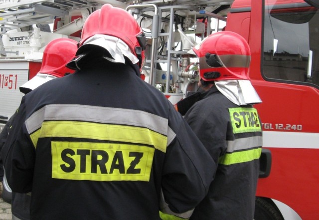 Strażacy OSP Babice usuwali plamę oleju z jezdni