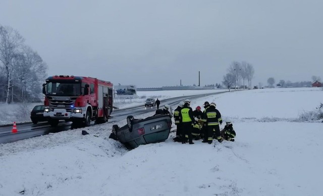 Wypadek w Żegocinie pod Kaliszem. Pijany kierowca dachował w rowie