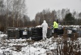 Nielegalne odpady pod Warszawą. Gmina Wołomin usunęła pojemniki z niebezpieczną substancją