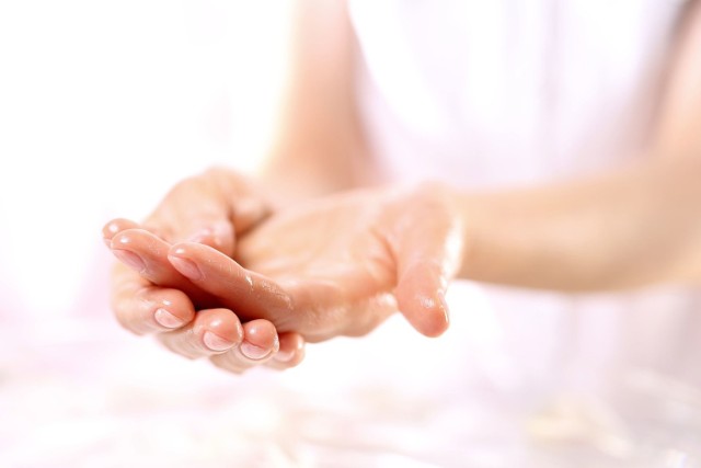 Regularne mycie i dezynfekcja rąk, a także noszenie gumowych rękawiczek to w czasach epidemii koronawirusa zalecane i konieczne działania ochronne. Niestety, cierpi na tym skóra naszych dłoni. Zaczerwienienia, łuszczenie się czy pękanie naskórka to tylko kilka z objawów, które w konsekwencji mogą prowadzić nawet do długotrwałych uszkodzeń skóry. Sprawdź, jak należy pielęgnować dłonie podrażnione częstym odkażaniem i myciem.