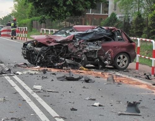 Śmiertelny wypadek w Słupi pod Bralinem. 30-latek zginął w czołowym zderzeniu audi i ciężarówki FOTO