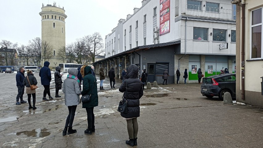 Kolejki w punkcie wymazów na testy COVID-19 w Piotrkowie....