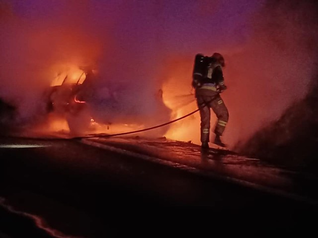 Pożar samochodu na drodze S6 w Kowalach. Strażacy ugasili pożar