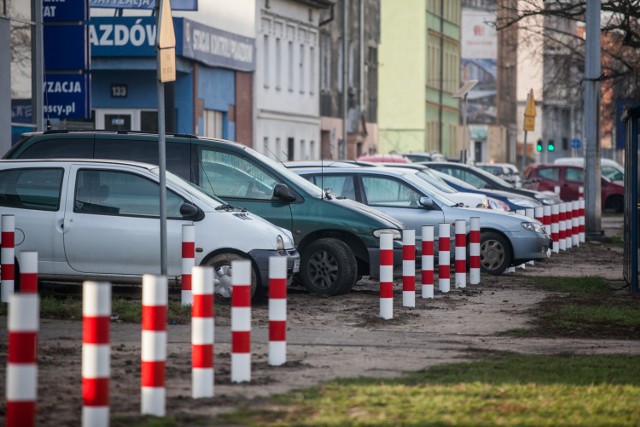 Spór dotyczy pasa zieleni przy ulicy Grunwaldzkiej. Mieszkańcy mają już dość tego, że pod ich oknami parkują pracownicy firm