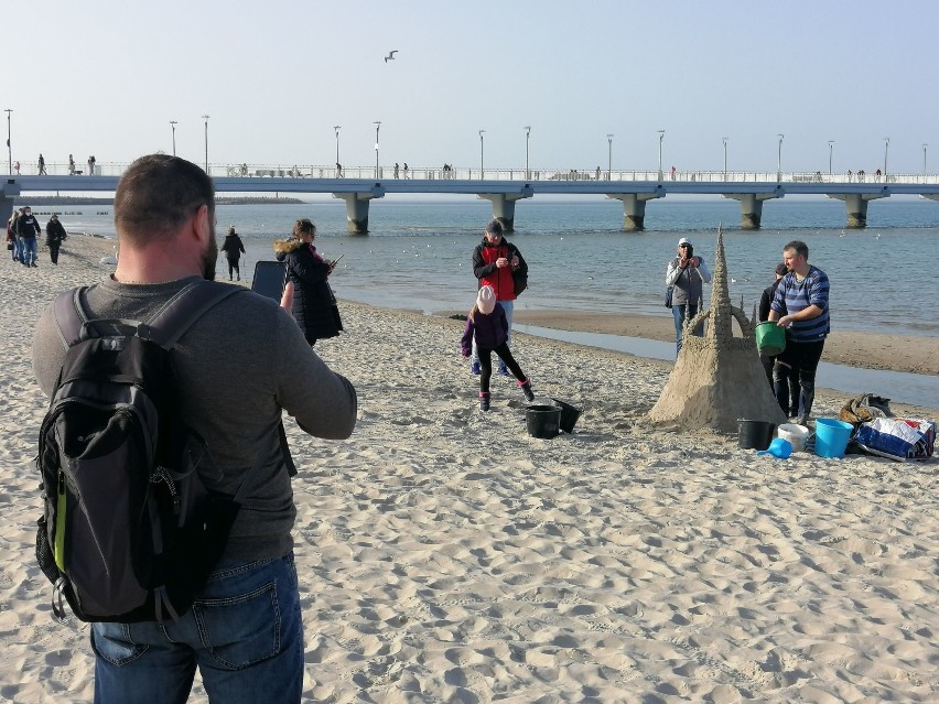 Plażowanie, zamki z piasku i łapanie promieni słonecznych, czyli  zaskakujący luty w Kołobrzegu  