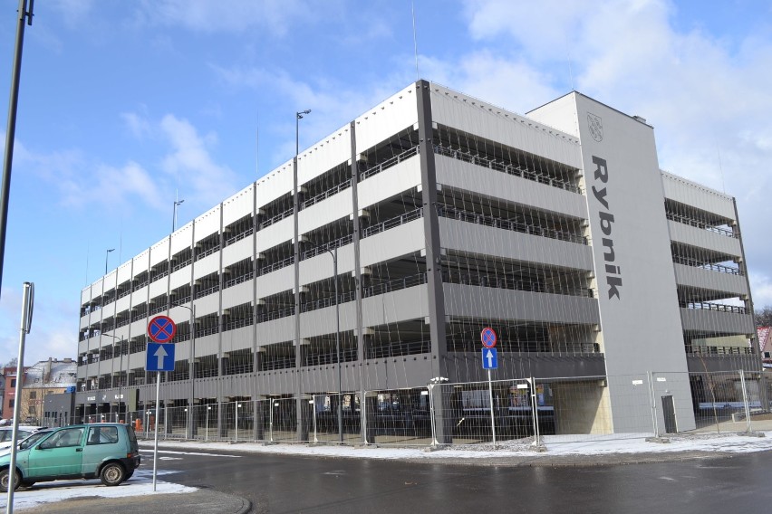 Parking przy Hallera w Rybniku jest ładny, ale za drogi