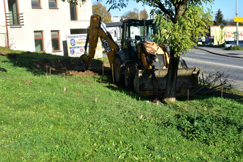 Gorlice. Tutaj stanie lampa Łukasiewicza, która teraz ozdabia kładkę nad ulicą Mickiewicza. Zamontowana zostanie też iluminacja z napisem